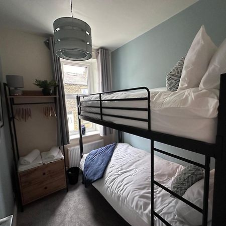 Prince St Cottage - Haworth - Sleeps 4 ภายนอก รูปภาพ